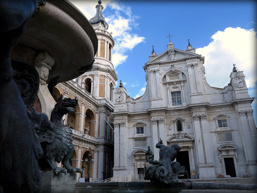 Прямо у входа, на ступенях Базилики стоит бронзовый монумент Папы Пия V-го.