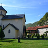 Дворик Морачского монастыря  уютен и красив