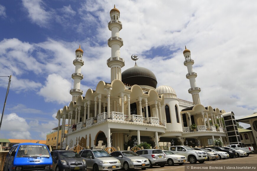 Мечеть Кейзерстрат. Построена в конце XX века на месте деревянной мечети, которая была воздвигнута в 30-е годы того же века.