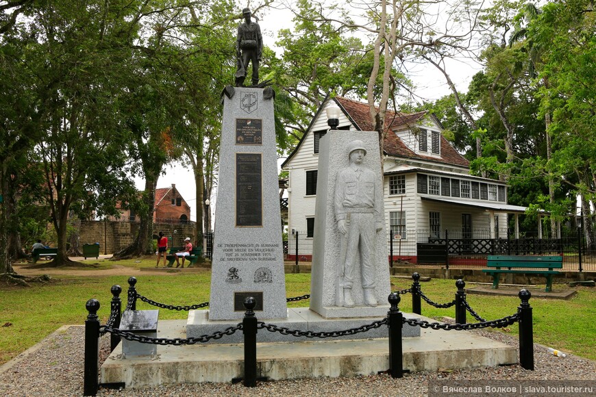 Памятник солдатам Суринама погибшим в XX веке