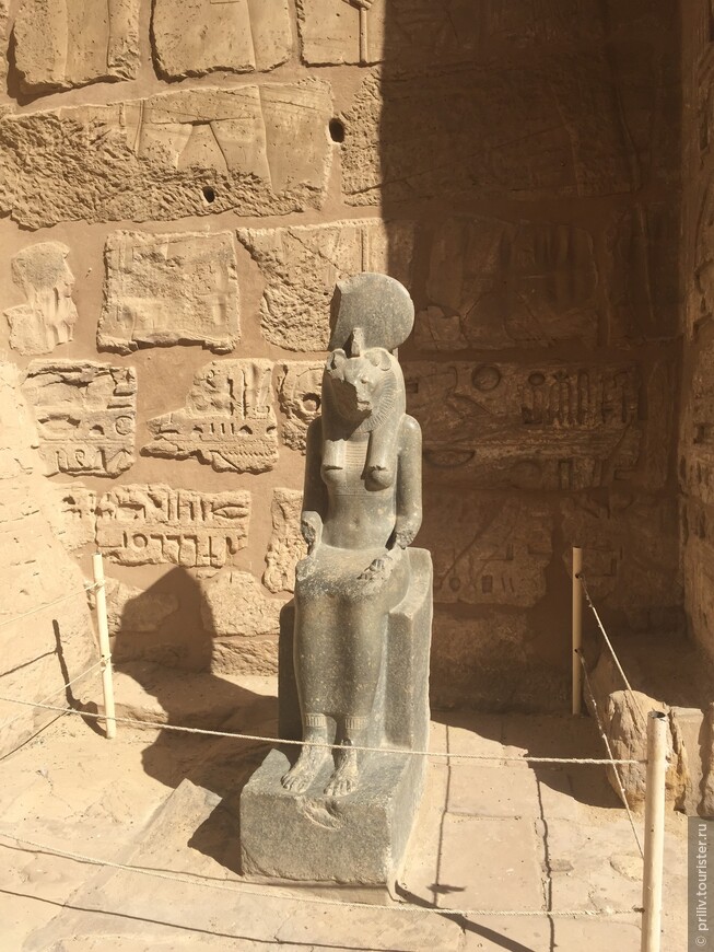 Поминальный храм Рамзеса III в Мединет-Абу (Египет)
