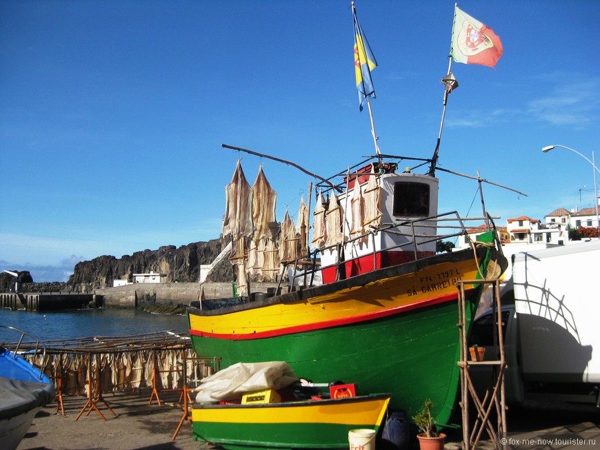 цветные лодочки в рыбацком городке Камара-де-Лобуш