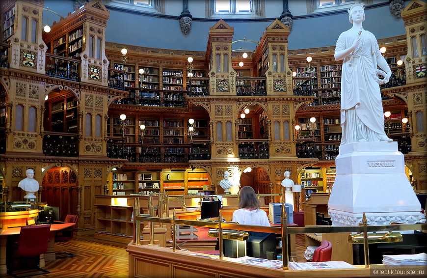 Скульптура королевы Виктории в библиотеке Парламента.