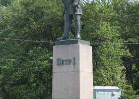 Памятник Петру I на набережной Невы. Здесь же, рядом, соединяются с Невой Староладожский (Петровский) и Новоладожский (Императора Александра II) каналы.