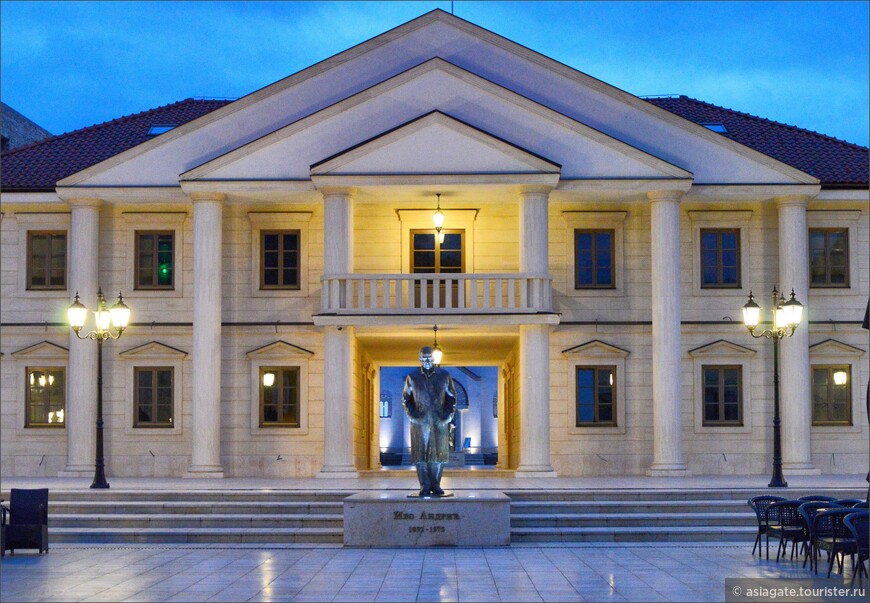 здание мэрии Вышеграда с памятником Иво Андричу 