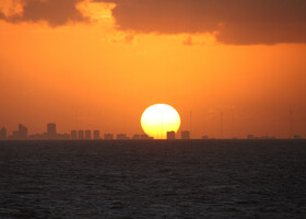 Уходя из Форта-Лодердейл, можно посмотреть, как горячее солнце опускается за небоскребы Майами...