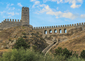 Крепость неразрывно связана с городом Ахалцихе-в переводе с грузинского— Новая крепость. В XII веке княжеский род Джакели построил здесь первую настоящую крепость, и она стала их семейной резиденцией на 300 лет, тогда она называлась -Новая крепость. 