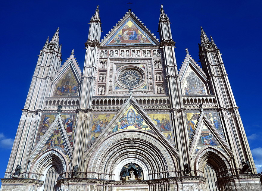 Мозаичные панно создавались с 1321 по 1390 годы. Саму мозаику изготовляли венецианские мастера. И стоимость мозаичных панно привысила стоимость фресок собора, а тогда расписаны были не только 3 капеллы, но и все стены собора, в 4 раза. 
