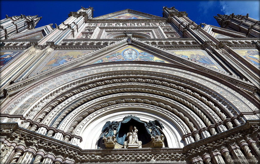 Справедливости ради стоит сказать, что оригинальные, ренесансные мозаики Пьеро ди Пуччи подверглись реставрации XVIII-XIX вв. А часть из них были отправлены в Рим в качестве подарка папе папе Пию VI.