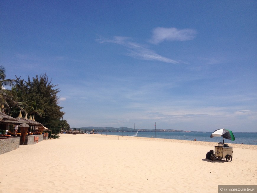 А это обычный для пляжей Вьетнама торговец кукуруз, банана и коко :)