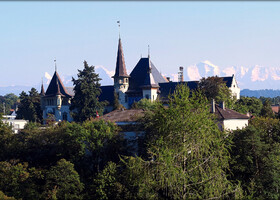 Вид на Швейцарские Альпы со смотровой площадки около Парламента.