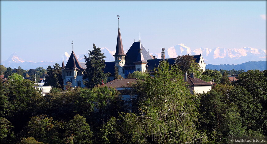 Вид на Швейцарские Альпы со смотровой площадки около Парламента.