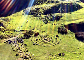И пусть эти ритуальные круги в Волшебной Долине - творение рук человечьих, в солнечных лучах они выглядят совершенно сказочно!