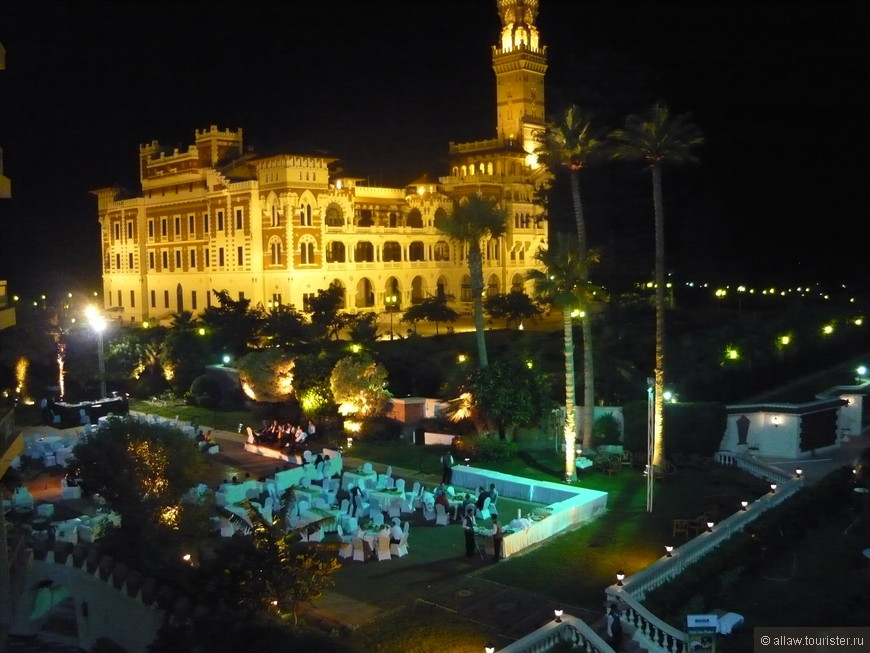Дворец Монтаза вечером с балкона отеля