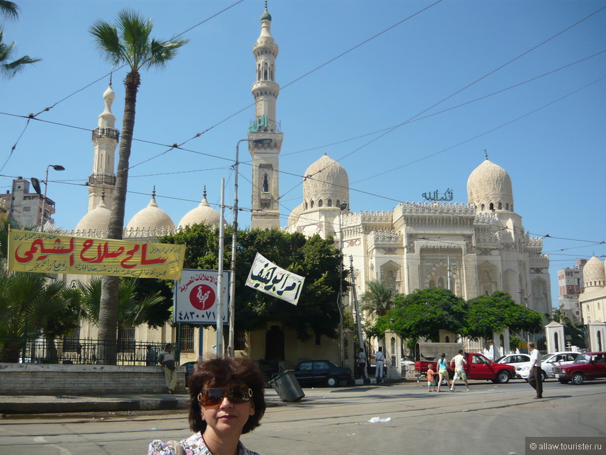 Справа- мечеть Эль-Мурси Абуль Аббас