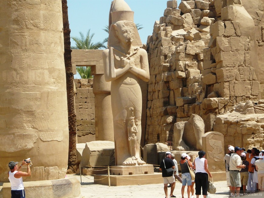 Статуя Рамсеса II,установленная в большом дворе