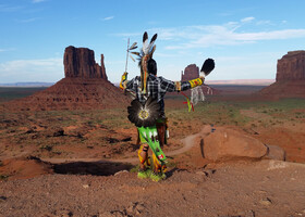 Долина Монументов и индеец племени Навахо