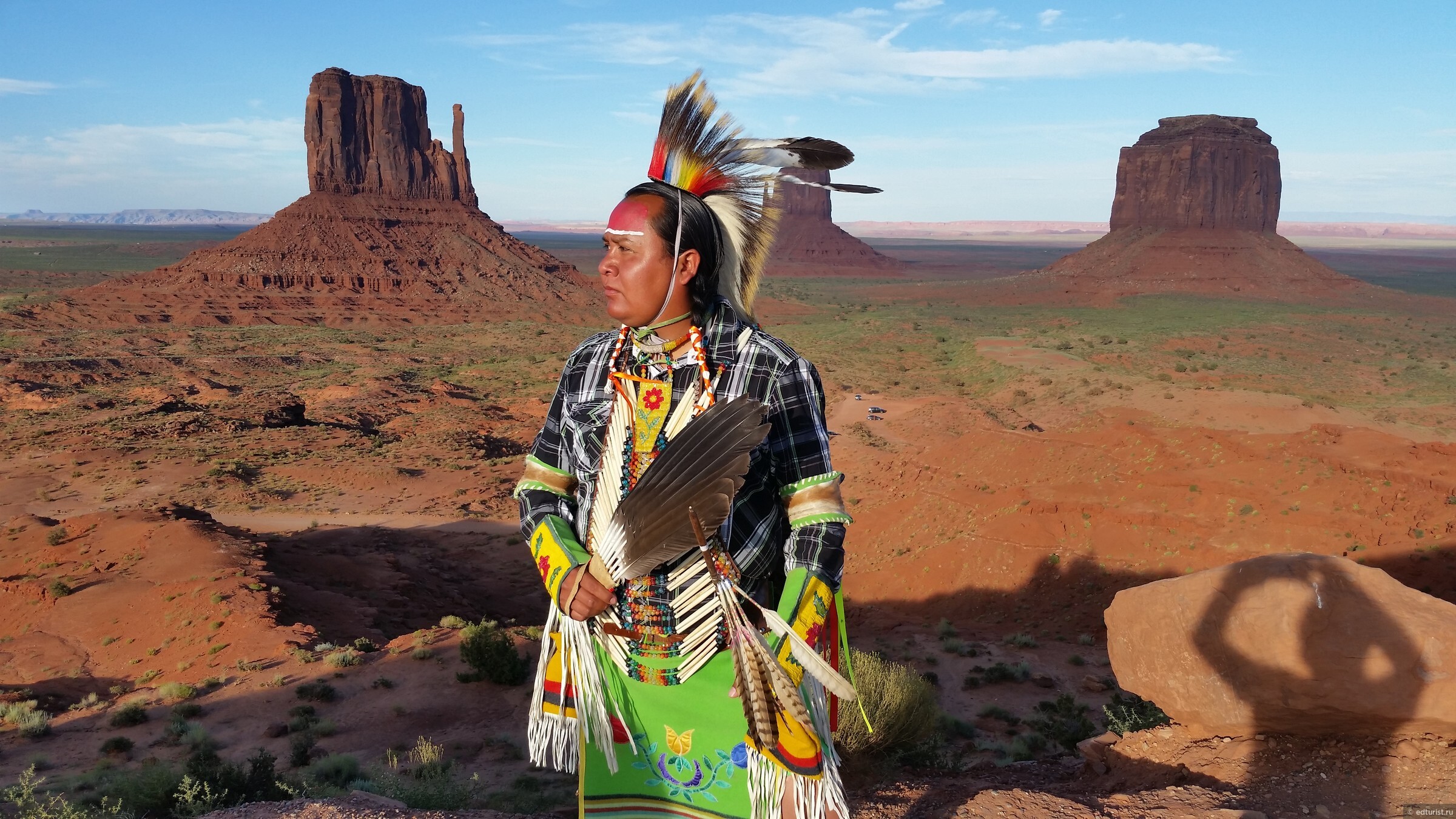 Долина Монументов и индеец племени Навахо.