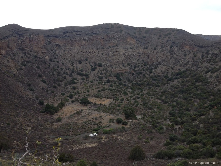 Caldera de Bandama. Кратер потухшего вулкана, куда можно спуститься по лестнице и погулять внизу.