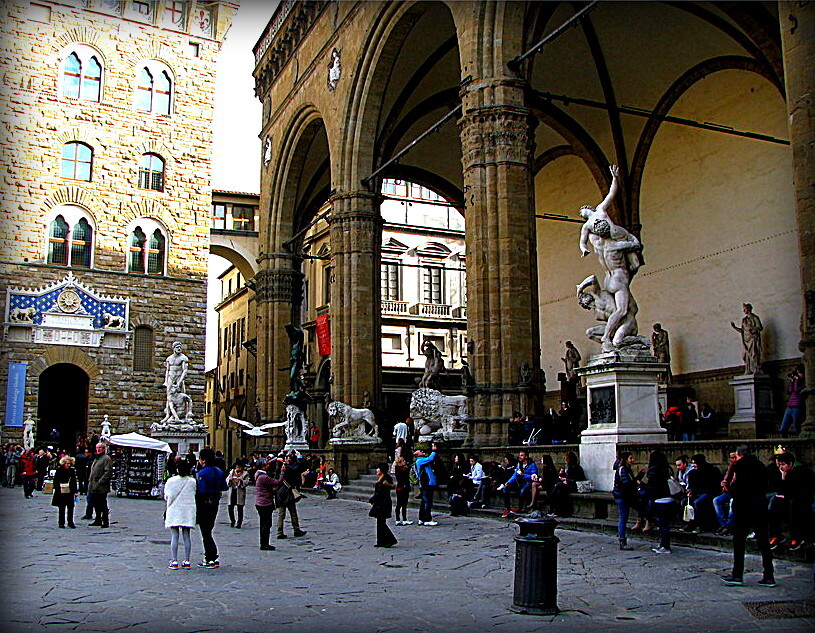 Центральная скульптура на Лоджии Лации во Флоренции - это самое Похищение сабинянок и есть.