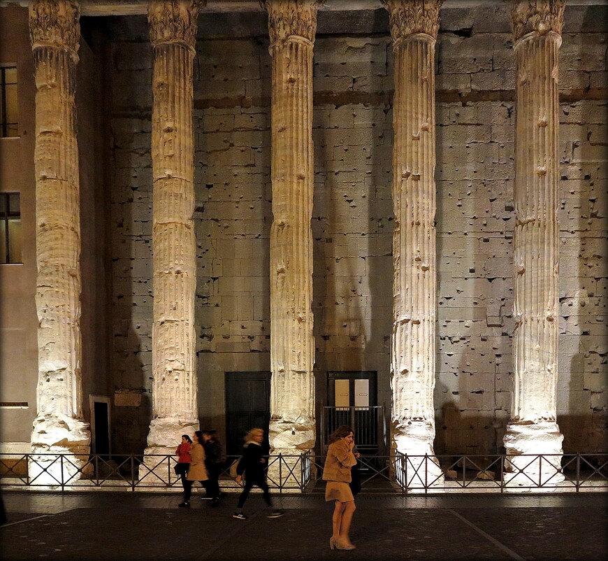Колоннада храма императора Адриана.