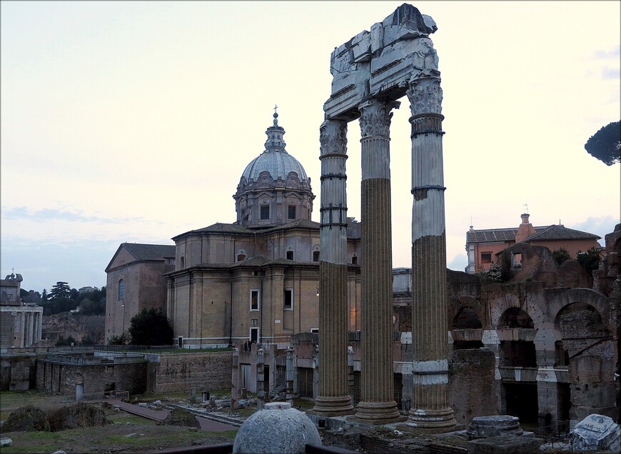 Три колонны от храма Диоскуров на Римском форуме.