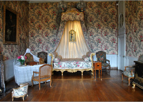 Это помещение, ныне носящее название спальни Людовика XV - часть некогда огромной и роскошной спальни мадам Фуке.