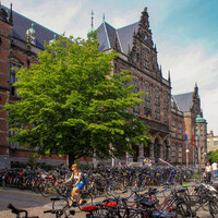 Университет был основан в 1614 году и является старейшим в Нидерландах. 
