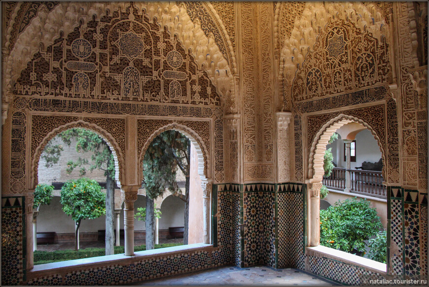 Palacios nazaríes — комплекс мавританского дворца.