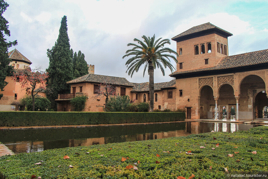 Palacios nazaríes — комплекс мавританского дворца.