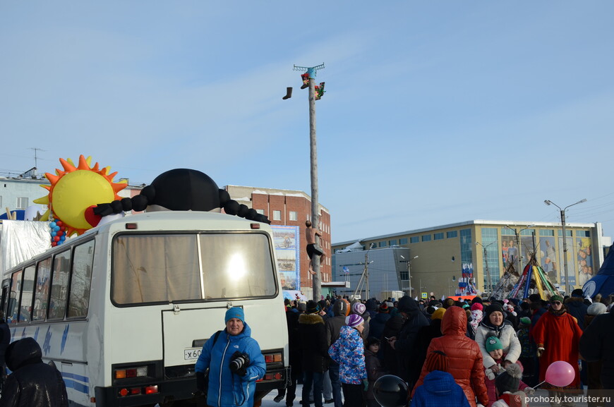 Яркие краски на белом снегу 