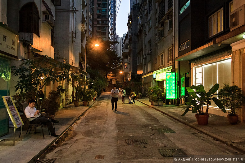 Эскалаторы, трамваи и вечерний Гонконг.