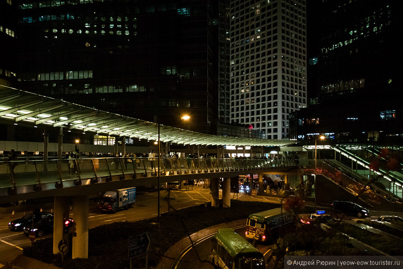 Эскалаторы, трамваи и вечерний Гонконг.