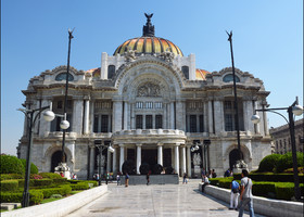 Дворец Изящных Искусств ( Palacio de Bellas Artes) встречает гостей городу прямо у выхода из метро Bellas Artes. На мой взгляд, это одно из самых эффектных зданий центра Мехико.Начало 20 века, неоклассика, ар-нуво  и модерн в одном флаконе.