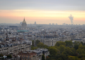 Тихий утренний Париж.