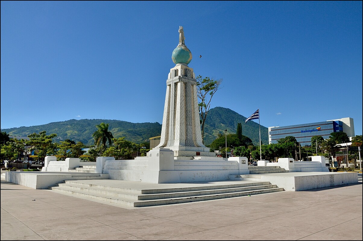 Сальвадор екатеринбург. Сан Сальвадор памятники. Сан Сальвадор монумент независимости. Эль Сальвадор. Сальвадор Спаситель статуя.