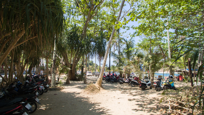 Парковка на пляже Януй, район Раваи, Пхукет