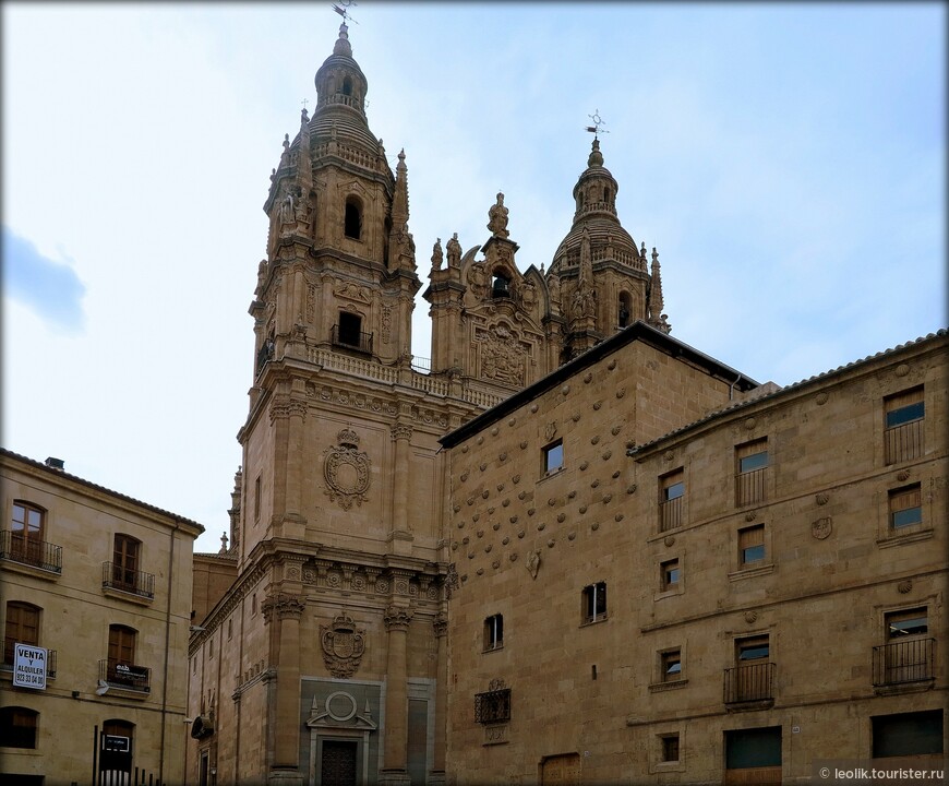 Дом с ракушками строился на улице Компания с 1493 по 1517 годы. Владельцем дома был дон Родриго Мальдонадо де Талавера, рыцарь ордена Сантьяго, профессор права знаменитого университета Саламанки, впоследствии его ректор, член Королевского совета Кастилии.