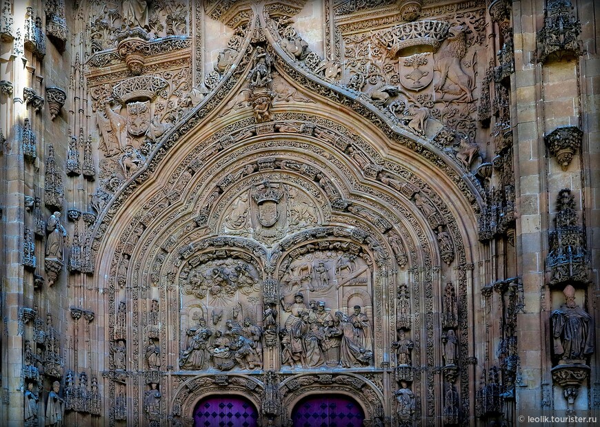 Один из входов в кафедральнвй соборо Саламанки в стиле платереско.
