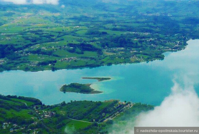 Озеро Эгебелет в Савойе, Франция.