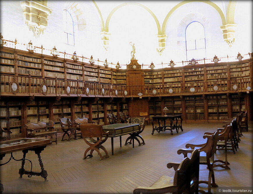 Библиотека университета. Это раньше она была первой публичной библиотекой. Сейчас я не знаю, кто там её 50 тысяс томов читают и кому выдают на руки 450, хранящихся там инкунабул.