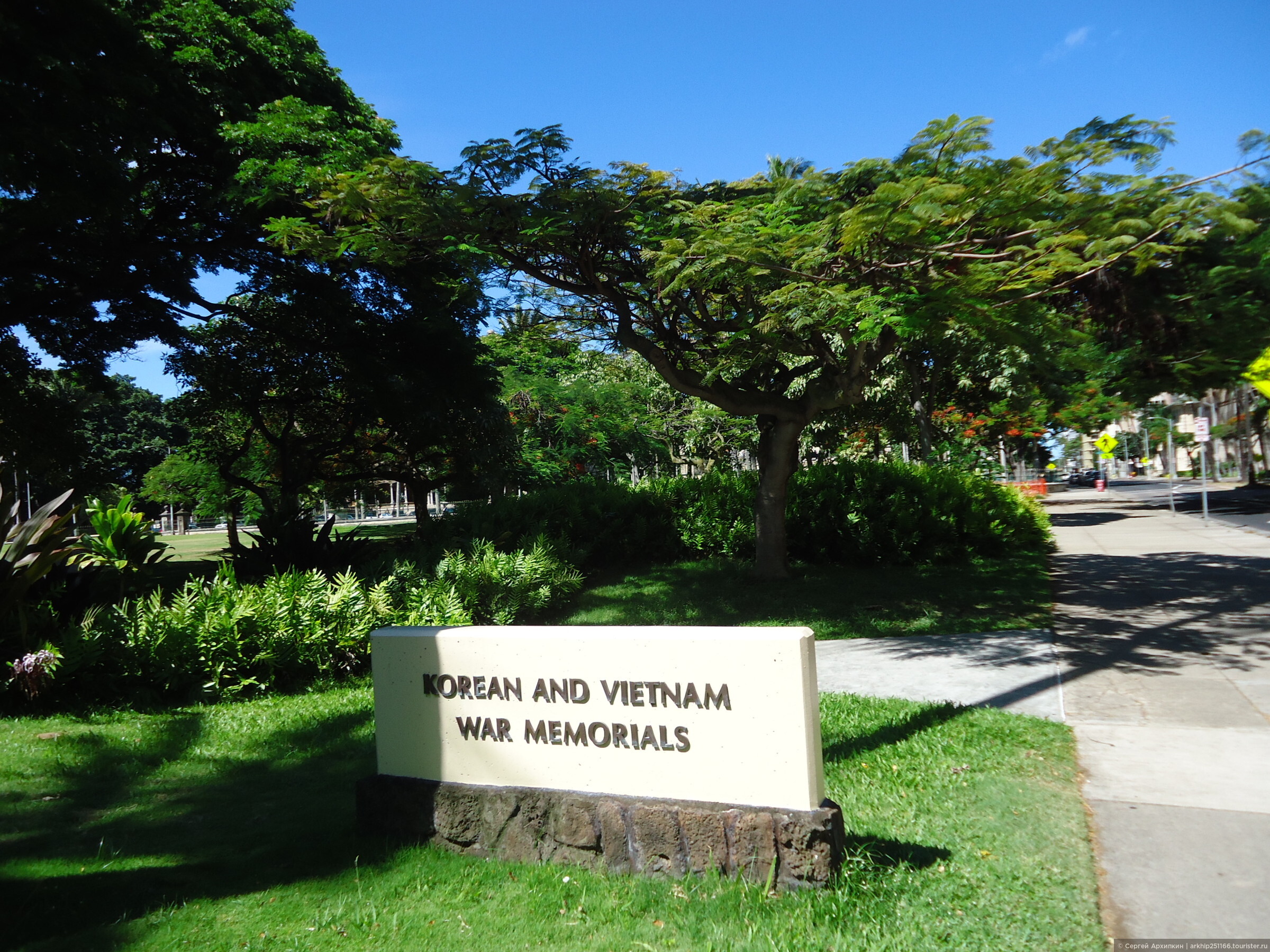 Гавайский туристический и культурный центр гонолулу. Парк в Гонолулу. Кладбище в Гонолулу фото.