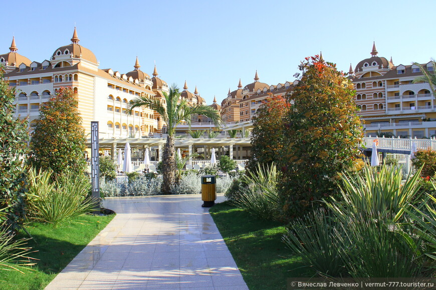 Вылизанная территория  Royal Alhambra Palace.
