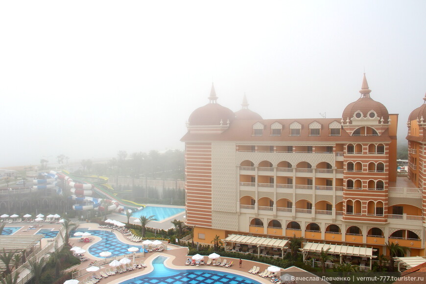Таинственный туман окутал сказочный дворец.