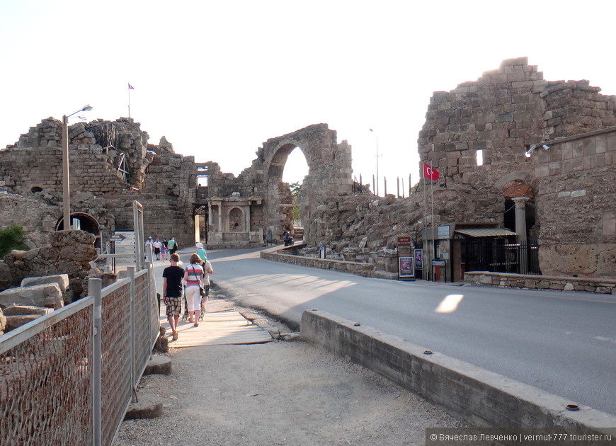 Город начинается за высокими городскими арочными воротами, возведенными в 71 году до нашей эры. Их построили в знак уважения императора Веспасиану и его сына и наследника Тита.