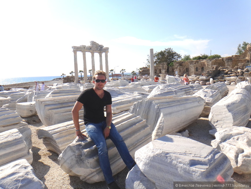 Храм Аполлона на берегу Средиземного моря, в городе Сиде. Вернее, что от него осталось. Сейчас территория огорожена, идут восстановительные работы.