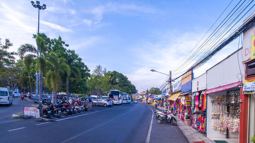 Сувенирный рынок на мысе Промтеп, район Раваи, остров Пхукет.