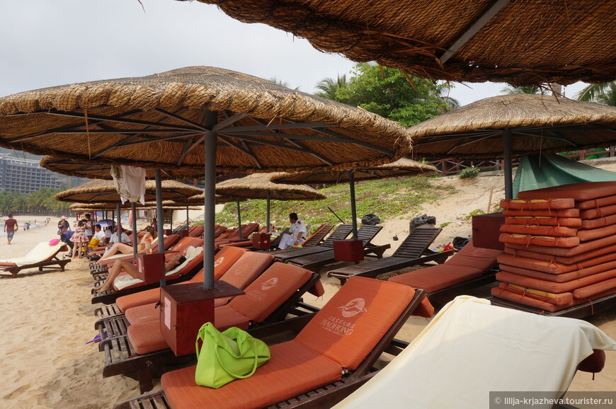 Пляж отеля Баохонг оборудован зонтами, лежаками и ящиками, закрывающимися на замок