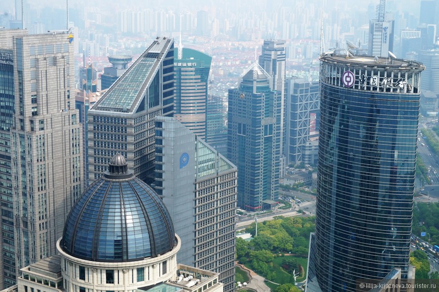 Шанхай поражает своей мощью, своим количеством небоскрёбов, в которых находятся самые крупные компании, банки, сети отелей. 