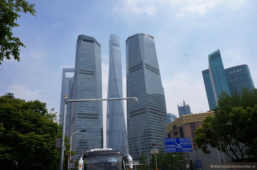 Две башни по краям - это башни-близнецы. Шанхайский международный финансовый центр высотой (северная и южная) высотой 260 и 250 метров. Построены башни в 2009/2010 г.г., количество этажей 56/58